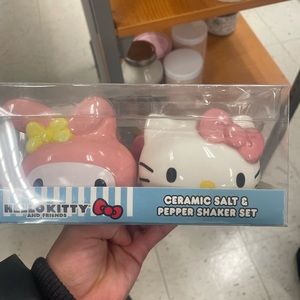 HELLO KITTY CERMAIC SALT AND PEPPER SHAKER